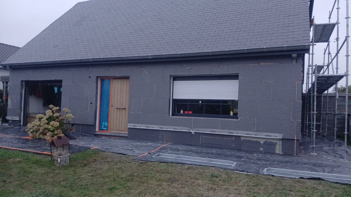 Bungalow na gevelisolatie met donkergrijze afwerking