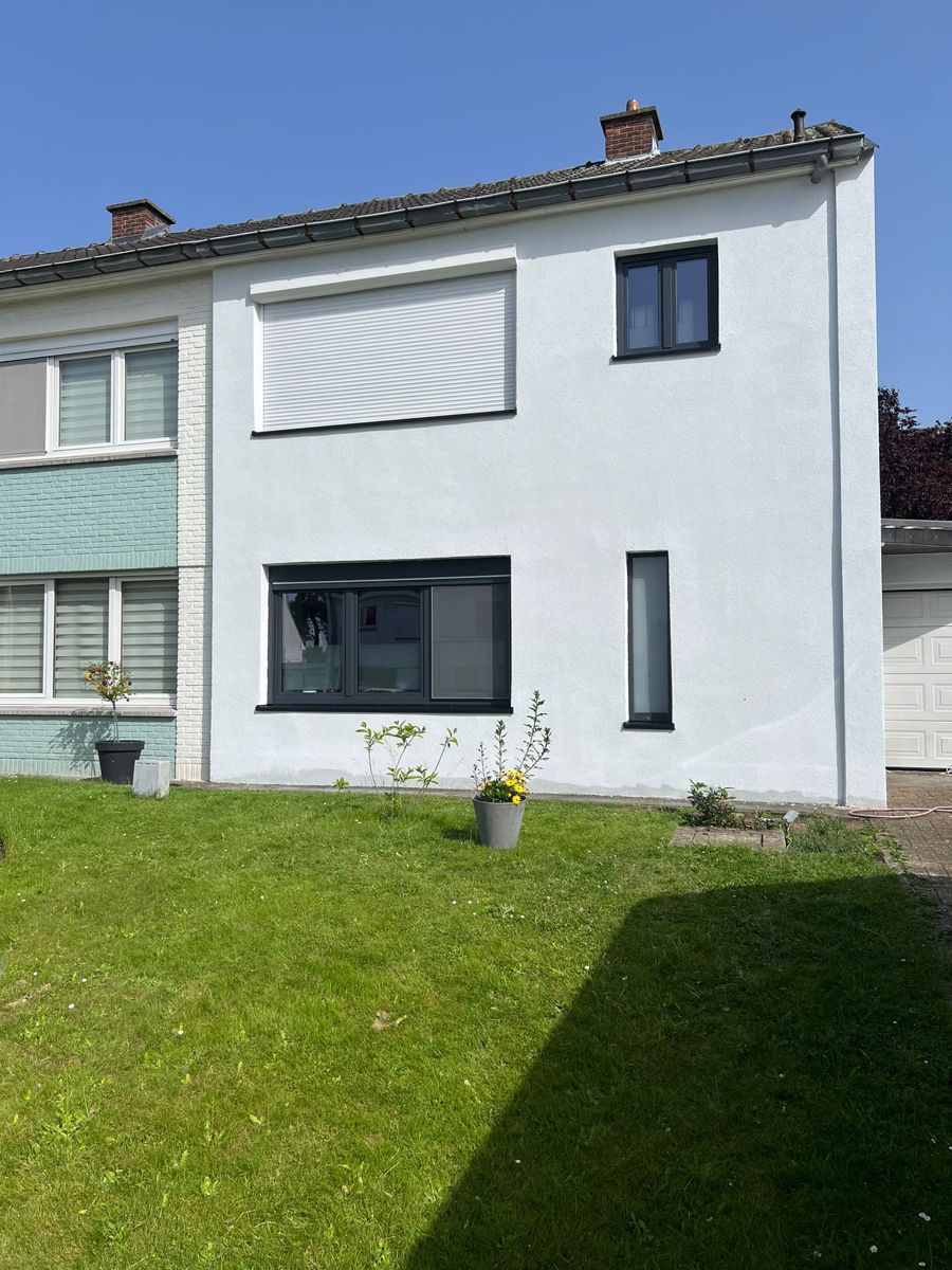 Halfopen woning met witte gevel
