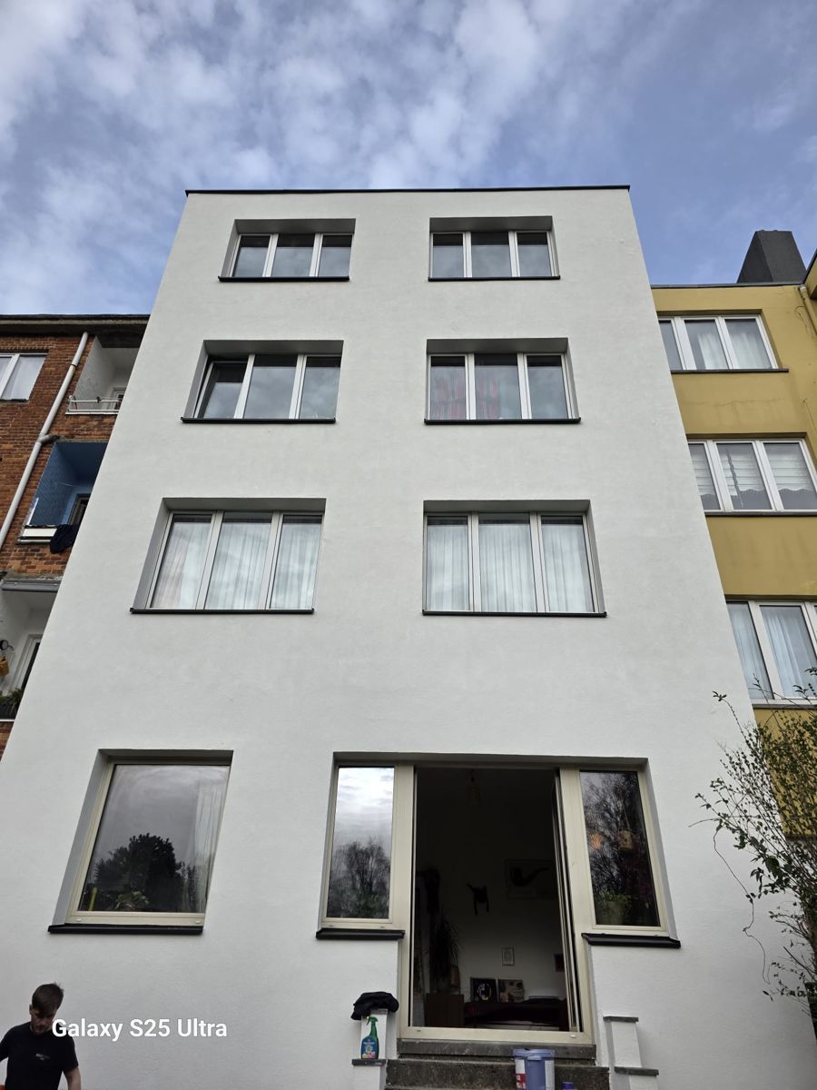 Appartementsgebouw met vernieuwde witte gevel