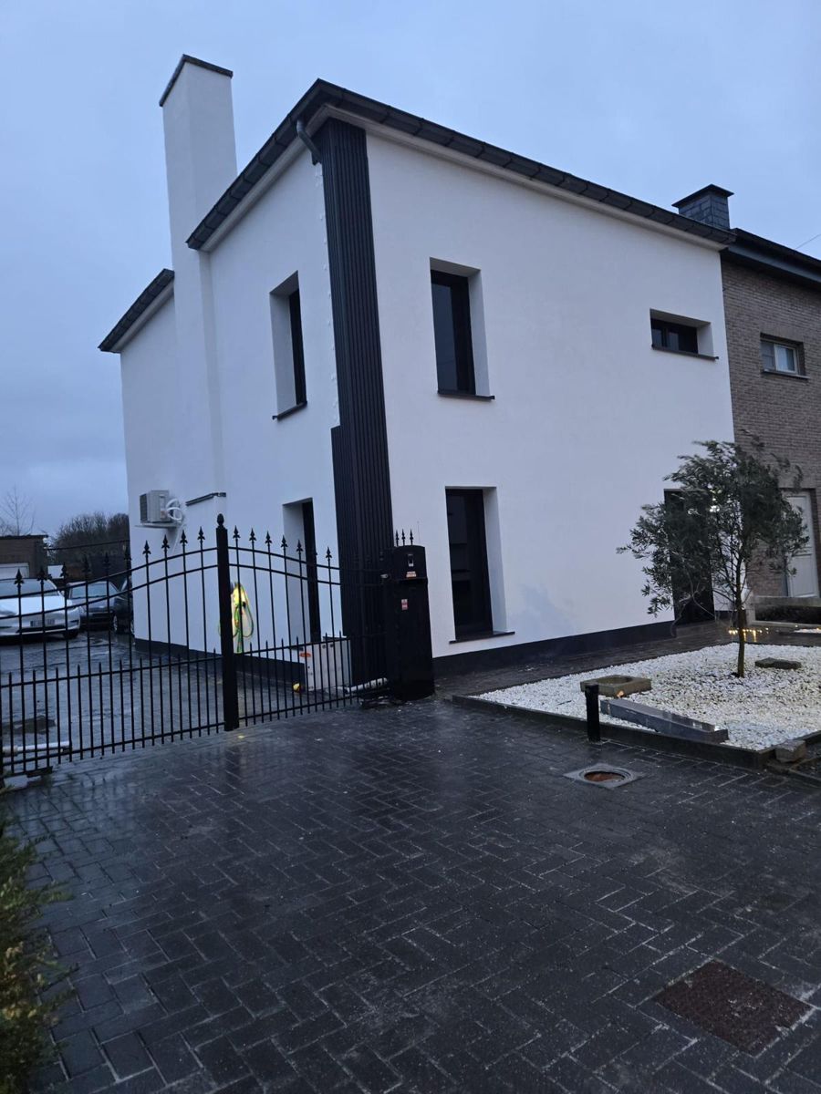 Moderne witte woning met strakke gevel
