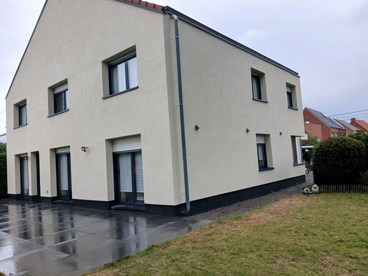 Vrijstaande woning met witte crepi na gevelisolatie