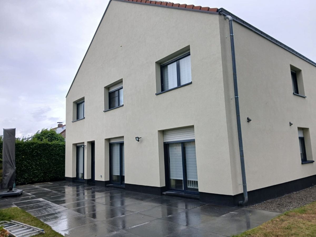 Dezelfde zadeldakwoning na gevelisolatie en crepi