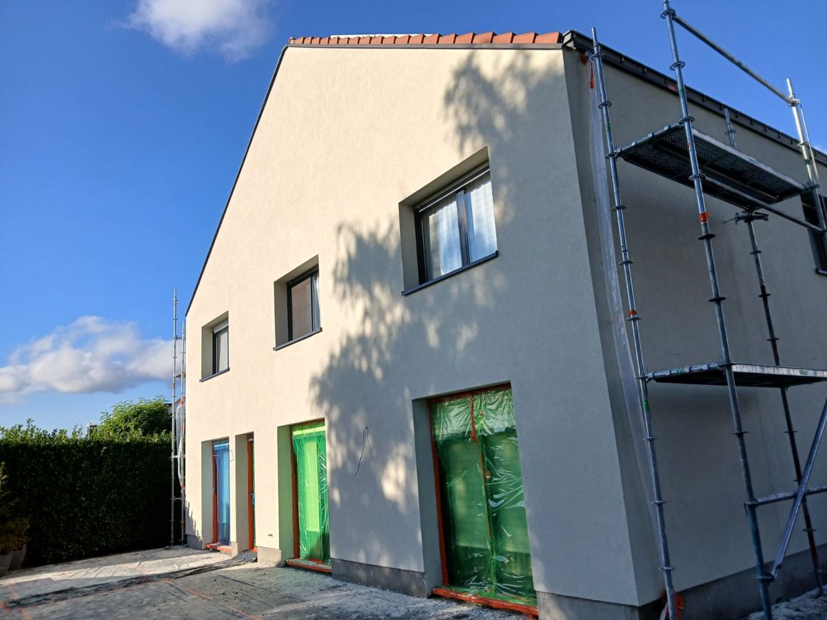 Zadeldakwoning tijdens de isolatiewerken, met steiger